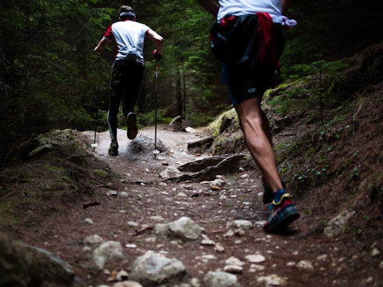 Scarpe da trail running su sentiero di montagna