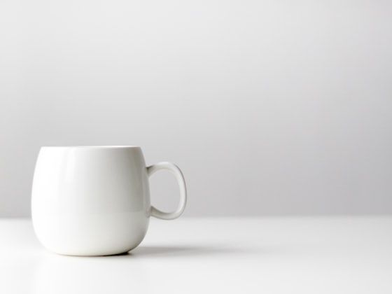 Tazza in ceramica bianca su fondo chiaro