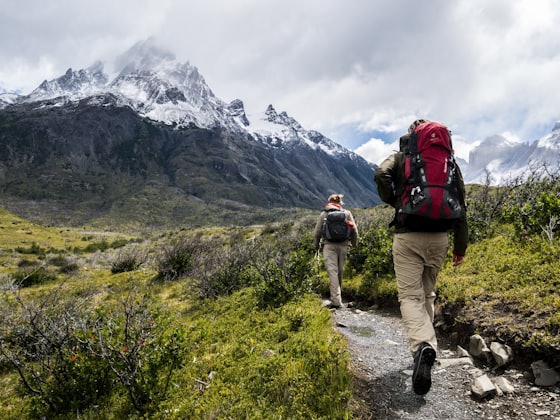 Escursionisti con zaino da trekking in montagna